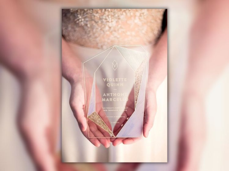 Mẫu thiệp cưới trong suốt ấn tượng, bền màu