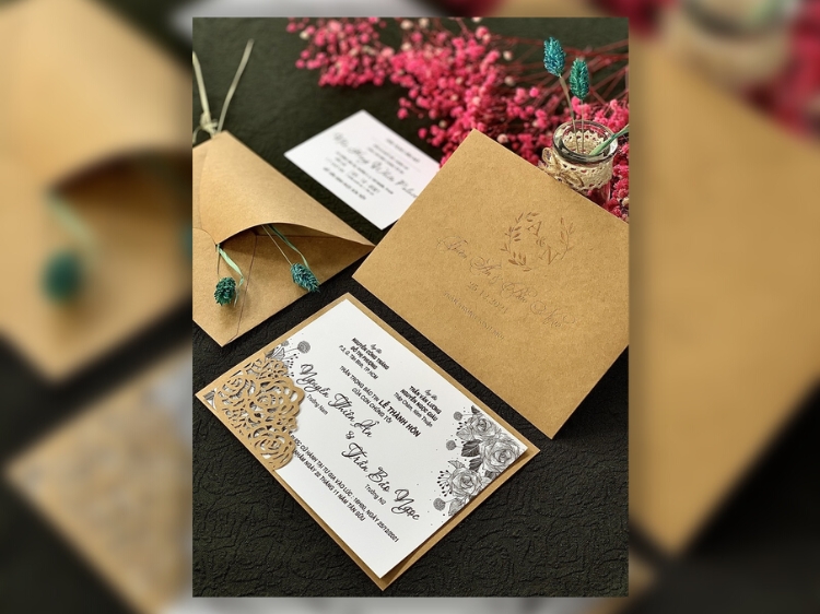 Thiệp cưới màu vàng thiết kế đơn giản mà sang