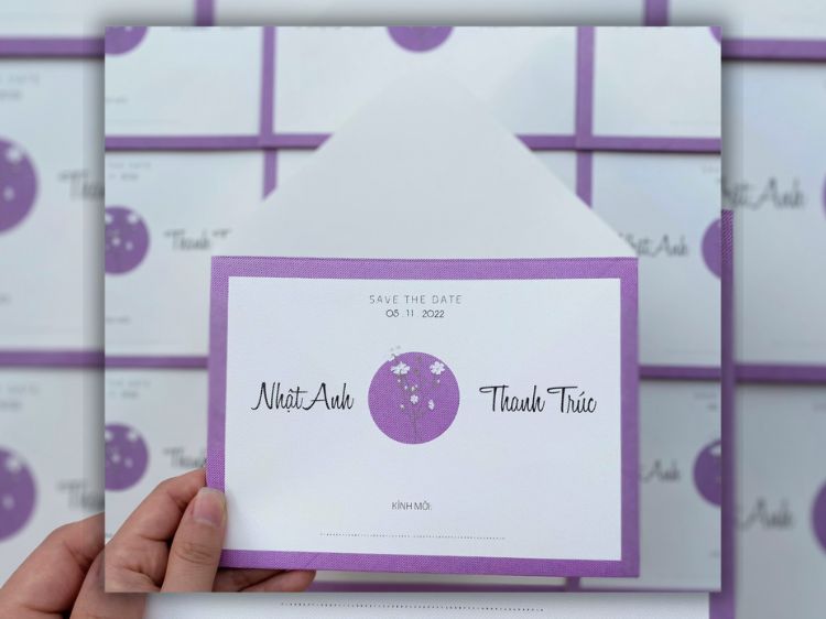 Mẫu thiệp cưới màu tím dâu tằm kết hợp trắng tinh khôi