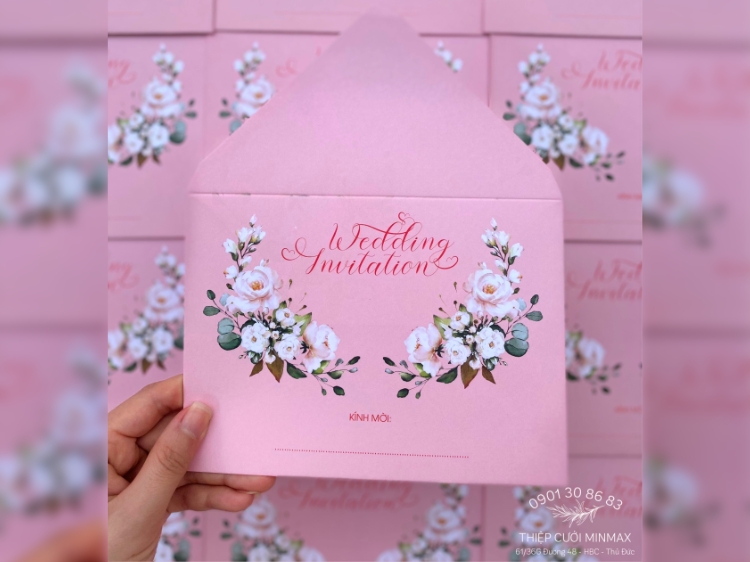 Mẫu thiệp cưới màu hồng pastel với hoa văn