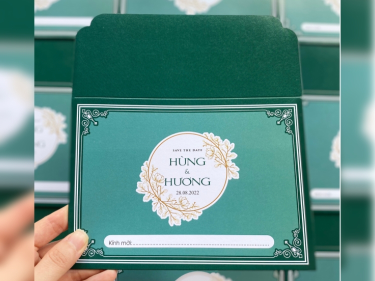 Sử dụng thiệp cưới màu xanh lá cây đầy độc đáo lạ mắt