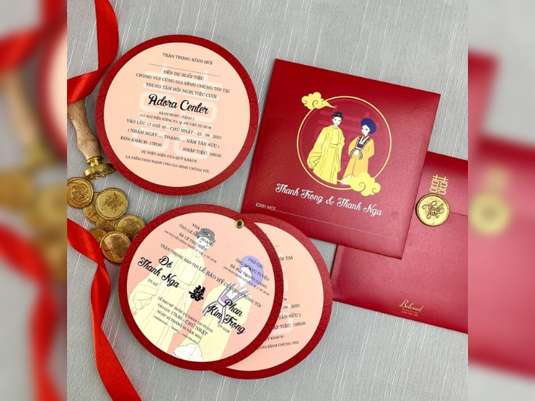 Thiệp cưới hình tròn in hình cô dâu, chú rể chibi