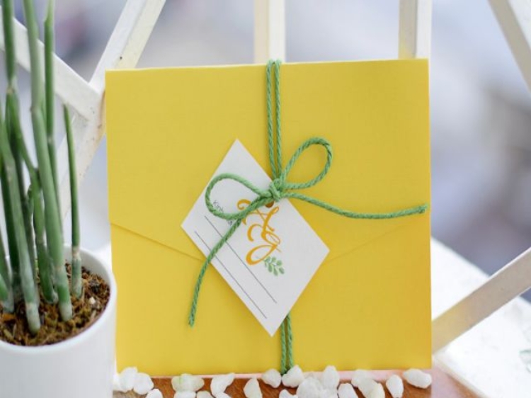 Thiệp cưới vàng đồng kiểu phong thư