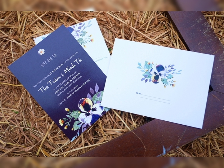 Thiệp cưới màu xanh dương đính charm