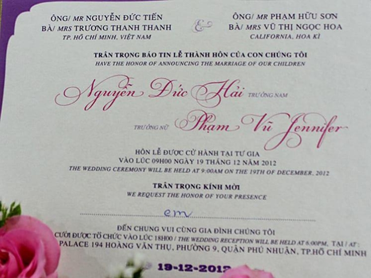 Mẫu đẹp vô cùng phổ biến của thiệp song ngữ với phần chữ tiếng Việt làm chủ đạo, phần tiếng Việt sẽ được đưa lên trước.