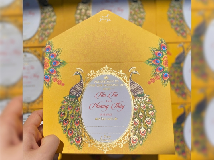Kiểu thiệp cưới sang trọng này dường như tượng trưng cho tình yêu đẹp giữa các cặp đôi