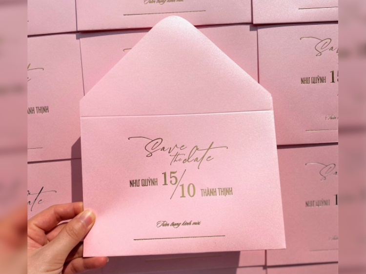 Thiệp màu hồng pastel độc đáo đầy lãng mạn