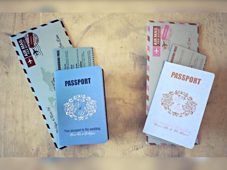 Mẫu thiệp cưới kiểu passport độc đáo với thiết kế kiểu thẻ lên máy bay