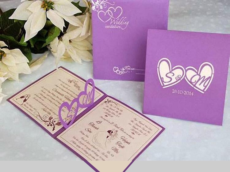 Thiệp cưới song ngữ với hai thứ tiếng bố trí một cách cân bằng, hài hòa giữa tiếng Anh cùng tiếng Việt.