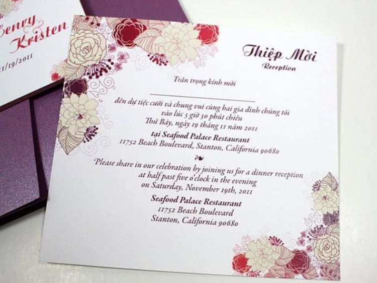 Thiệp cưới song ngữ với hai thứ tiếng bố trí một cách cân bằng, hài hòa giữa tiếng Anh cùng tiếng Việt.
