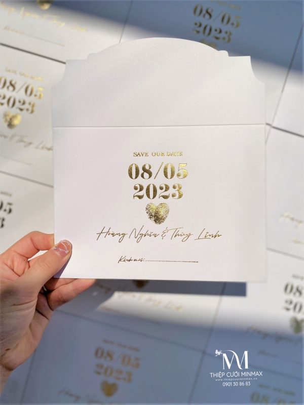 thiep-cuoi-mau-trang-ep-kim-vang-in-dau-van-tay-dep-doc-la-hien-dai-don-gian-sang-trong-thu-duc