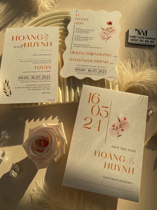thiep-cuoi-mau-trang-hong-cam-hoa-tiet-hoa-nhe-nhang-tinh-te-dep-sang-trong-gia-re-tai-thu-duc