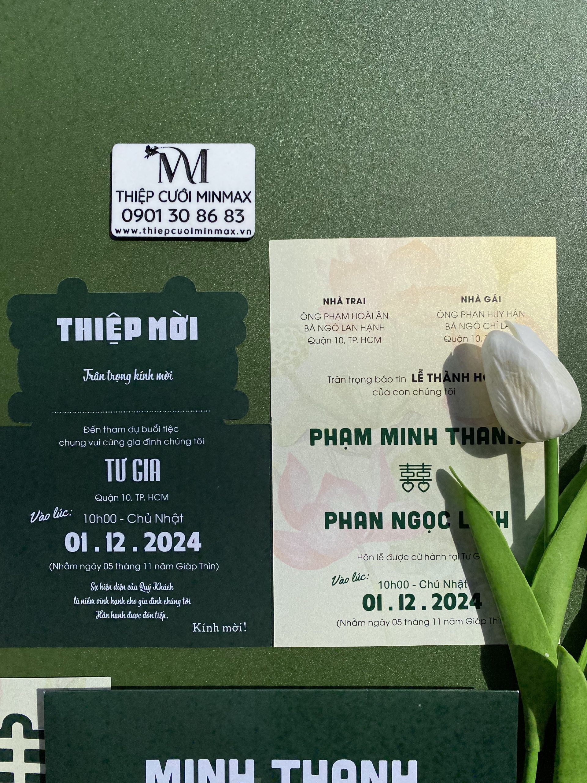 thiep-cuoi-gap-ba-chi-bi-mau-xanh-chu-hy-hoa-sen-dep-la-mat-hien-dai-gia-re-thu-duc-2 thiep-cuoi-gap-ba-chi-bi-mau-xanh-chu-hy-hoa-sen-dep-la-mat-hien-dai-gia-re-thu-duc