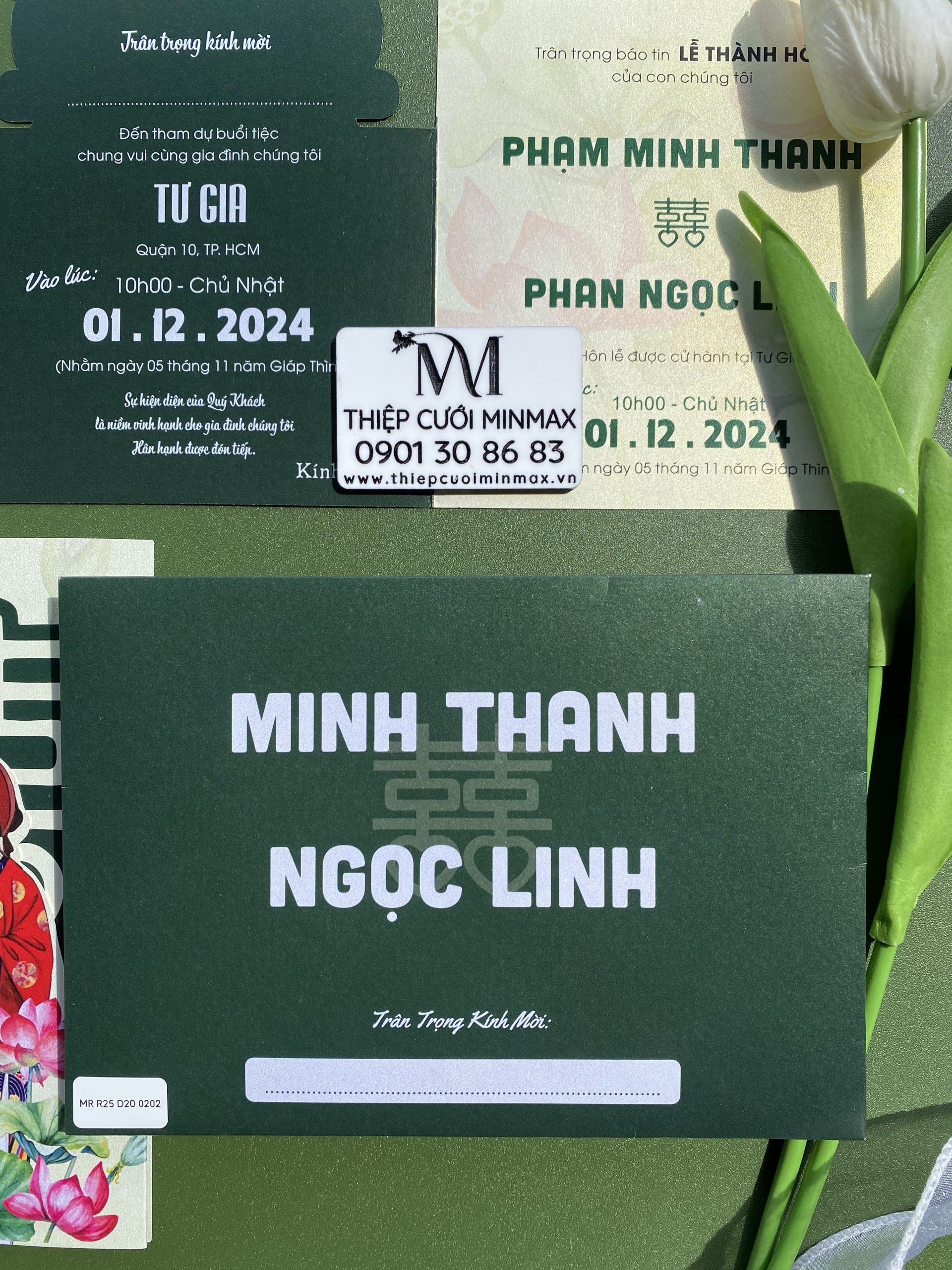 thiep-cuoi-gap-ba-chi-bi-mau-xanh-chu-hy-hoa-sen-dep-la-mat-hien-dai-gia-re-thu-duc-3 thiep-cuoi-gap-ba-chi-bi-mau-xanh-chu-hy-hoa-sen-dep-la-mat-hien-dai-gia-re-thu-duc