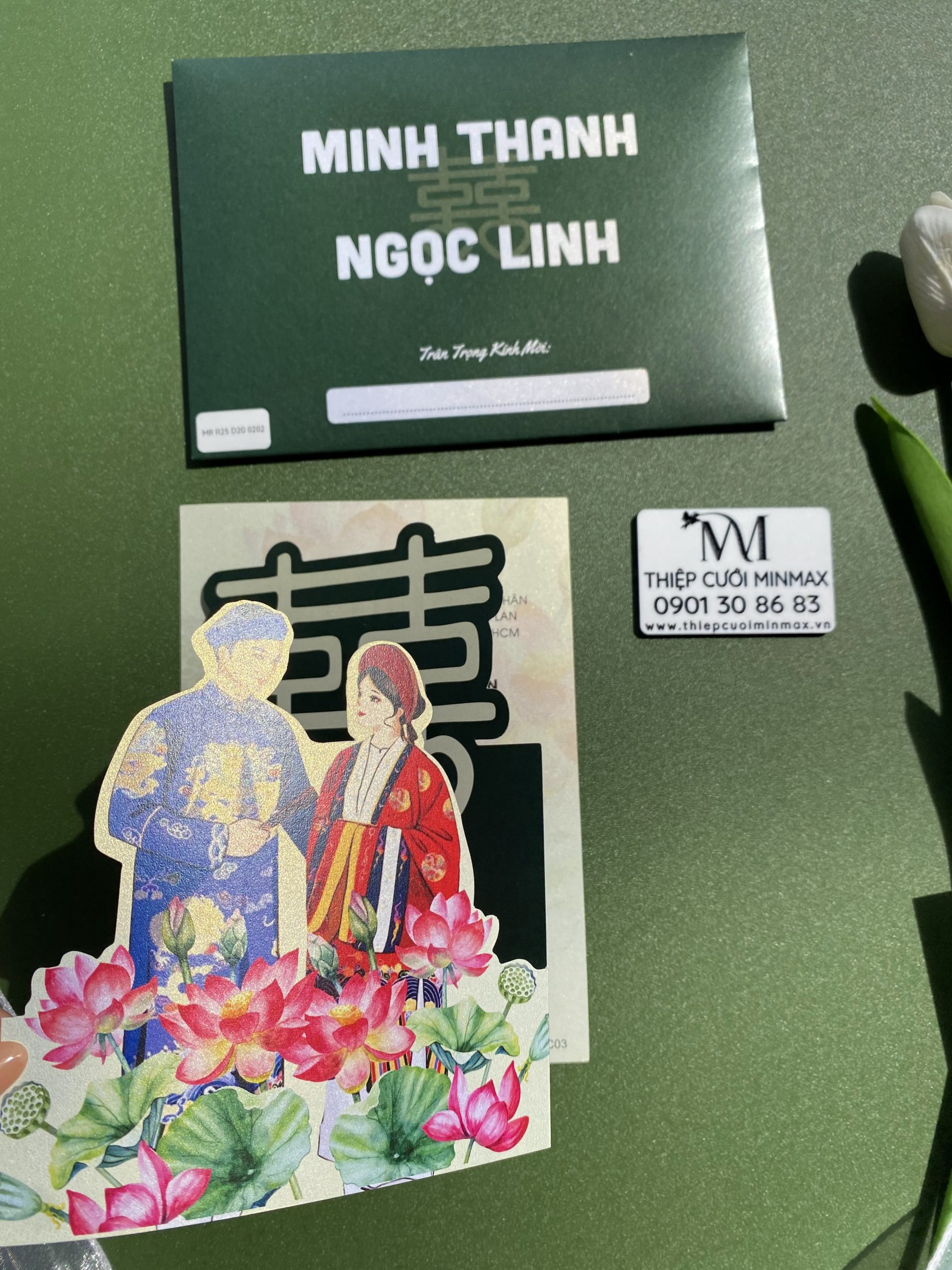 thiep-cuoi-gap-ba-chi-bi-mau-xanh-chu-hy-hoa-sen-dep-la-mat-hien-dai-gia-re-thu-duc-4 thiep-cuoi-gap-ba-chi-bi-mau-xanh-chu-hy-hoa-sen-dep-la-mat-hien-dai-gia-re-thu-duc