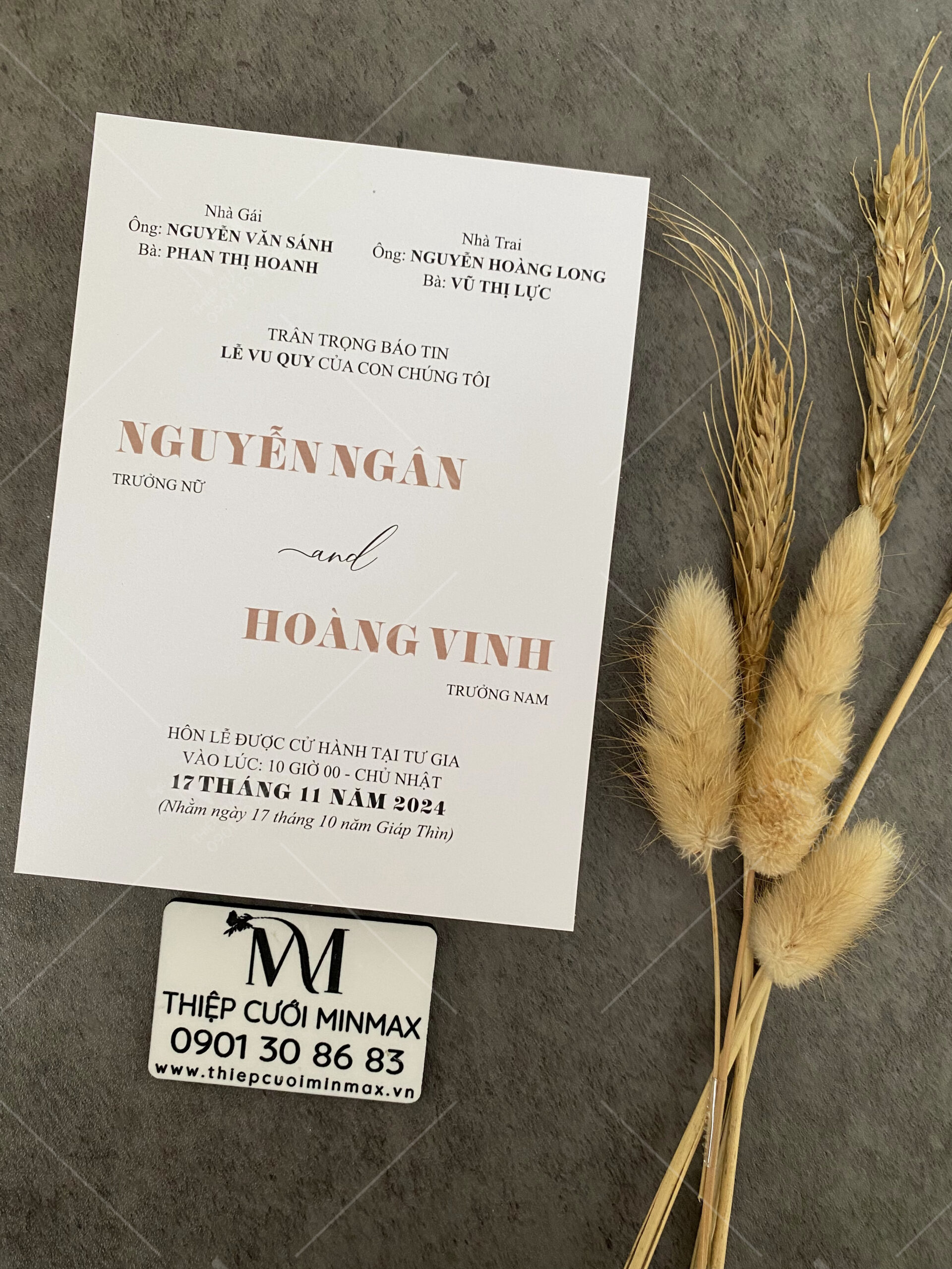 thiep-cuoi-tone-vang-kem-don-gian-dep