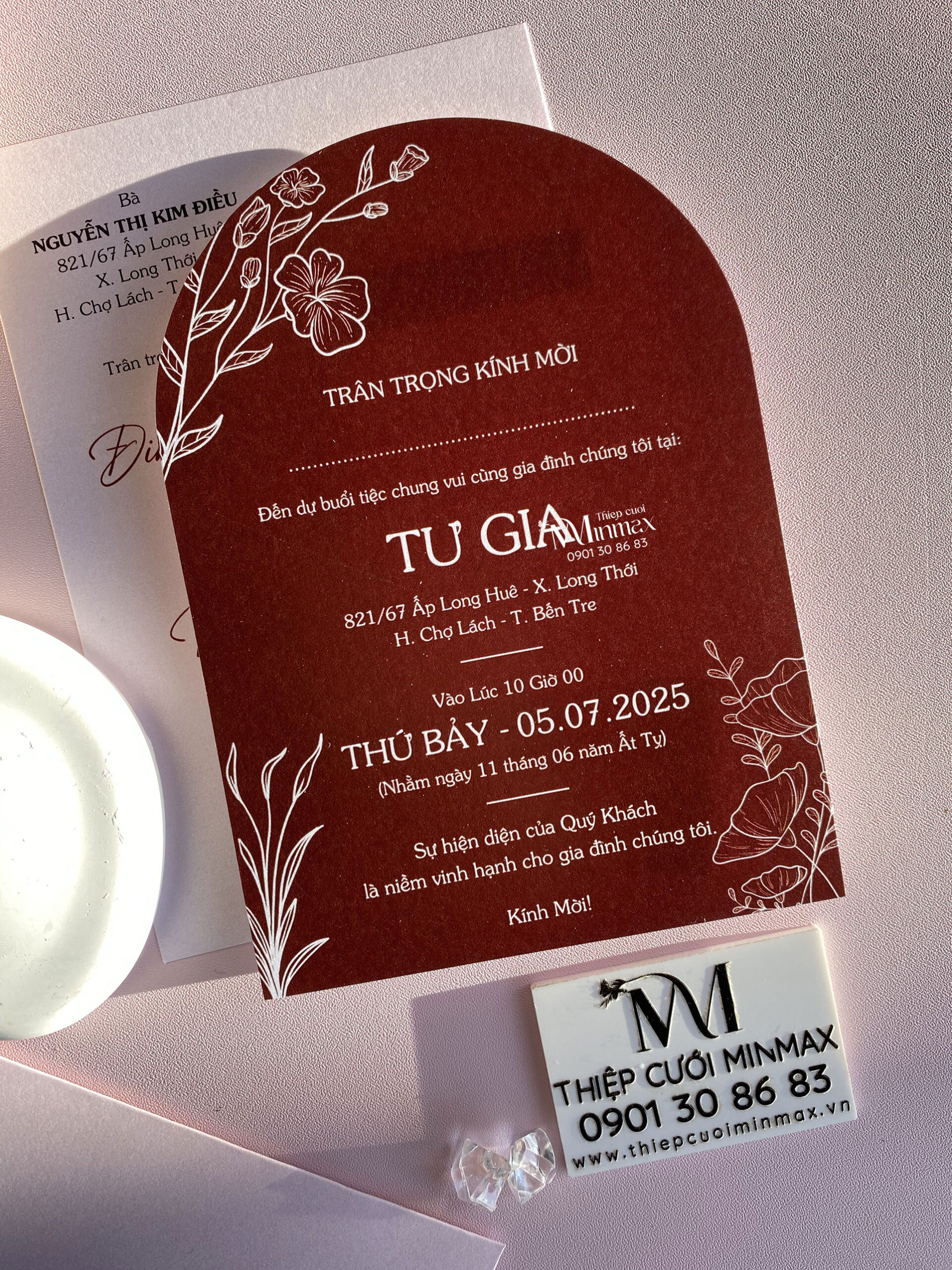 thiep-cuoi-mau-do-minimalist-giay-gan-dep-re-thu-duc