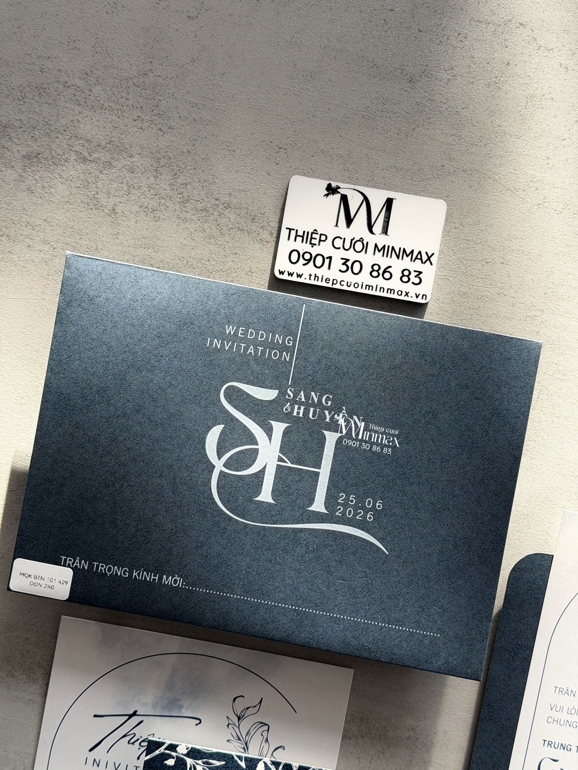 thiep-cuoi-minimalist-dep-mau-xanh-dep-re-thu-duc-minmax