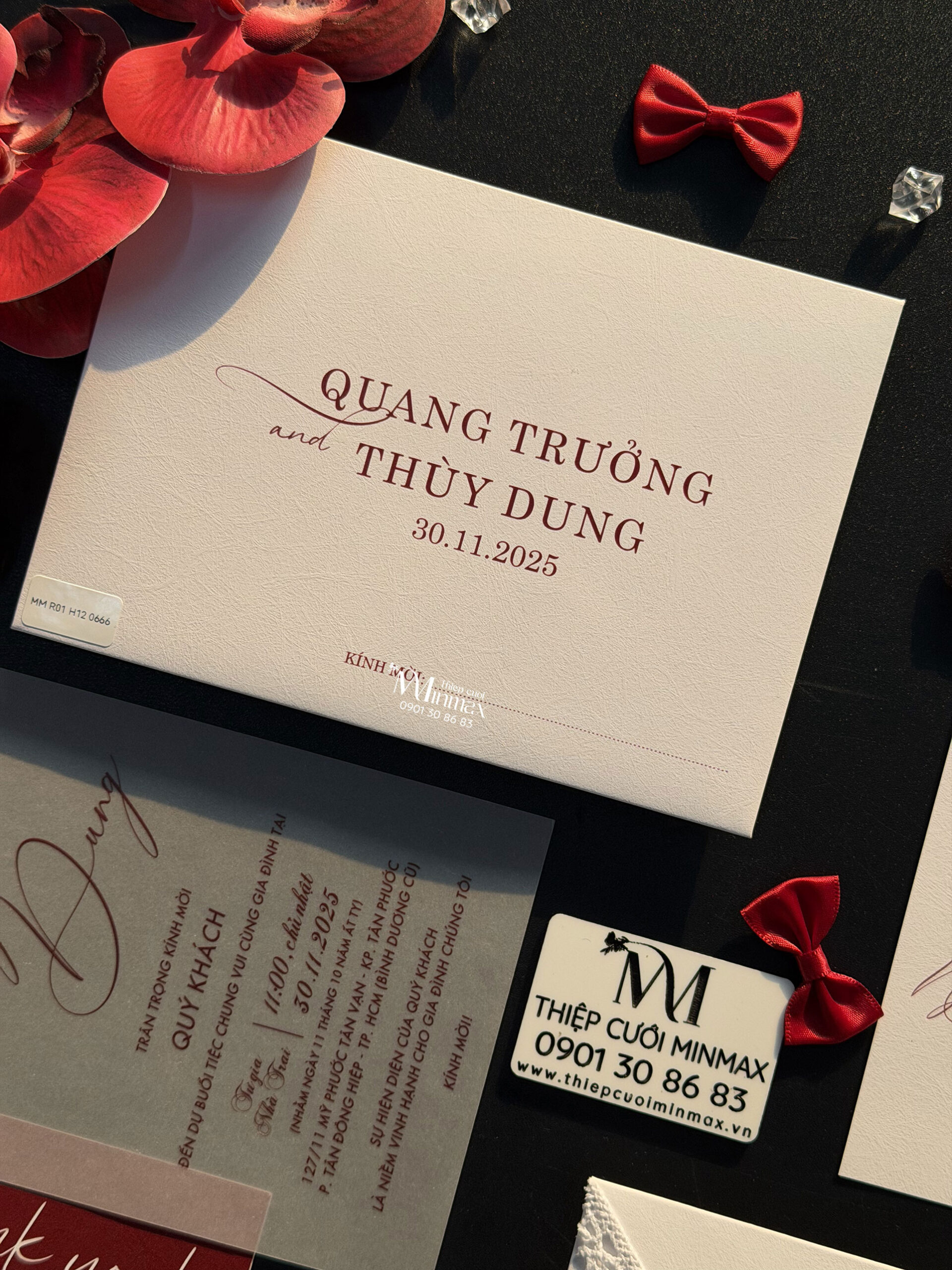 thiep-cuoi-do-trang-minimalist-dep-gia-re-thu-duc