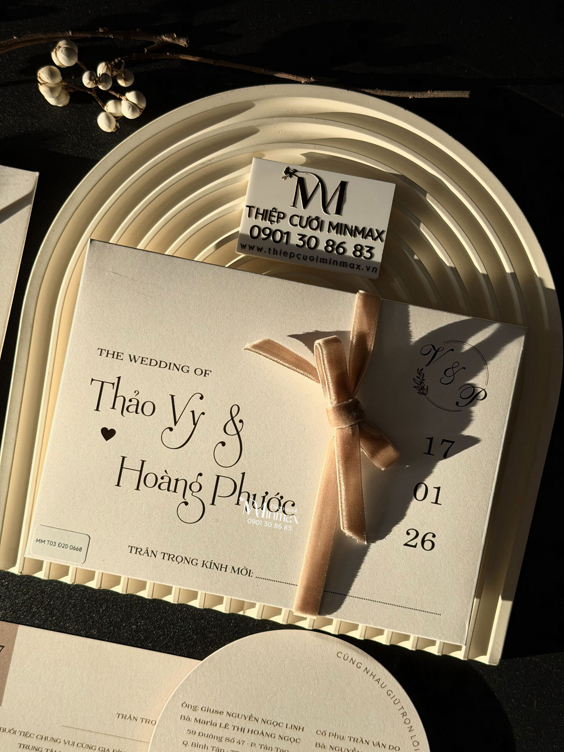 thiep-cuoi-mau-trang-minimalist-dep-gia-re-thu-duc