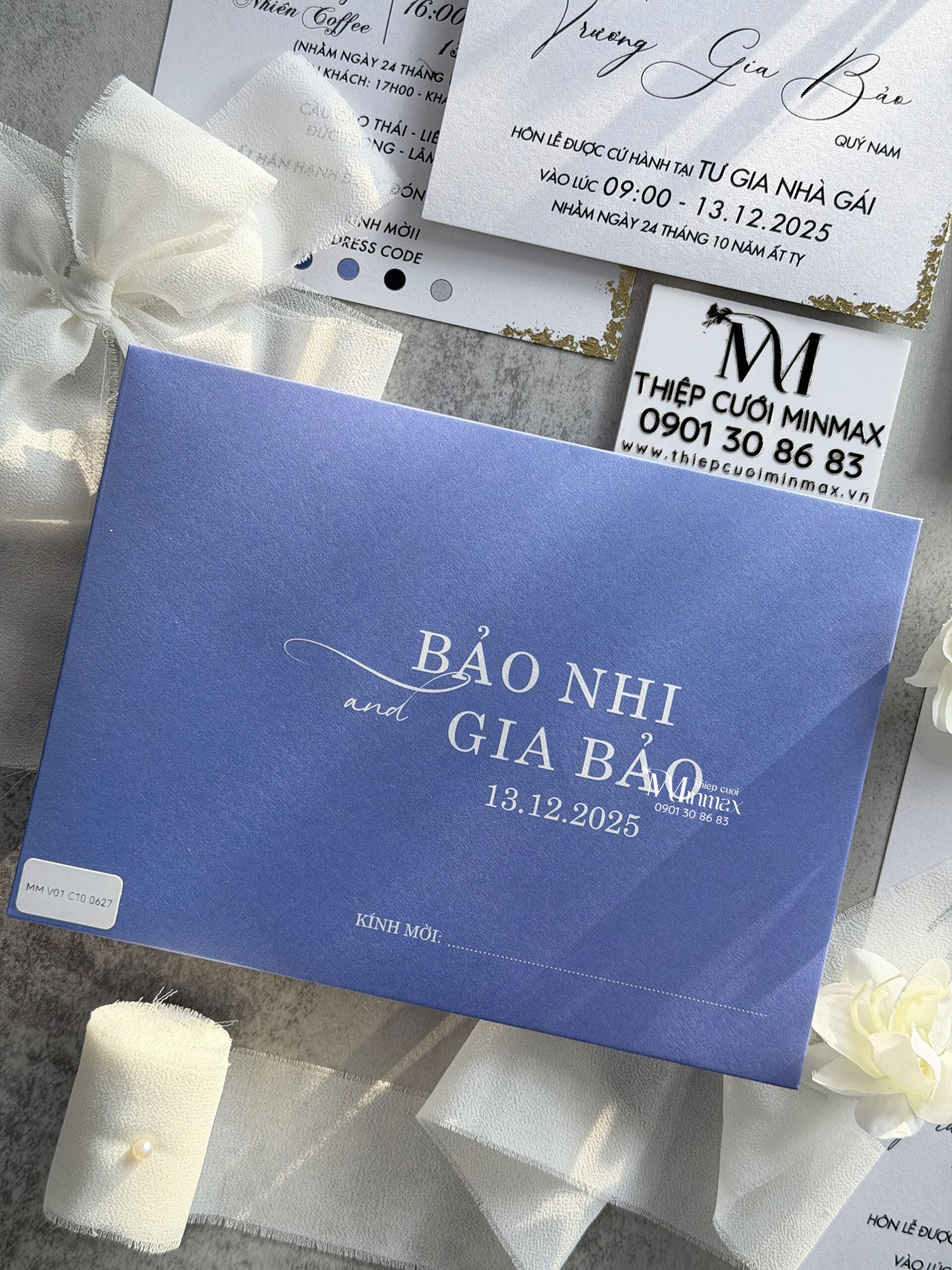 thiep-cuoi-minimalist-mau-xanh-bien-dep-gia-re-thu-duc